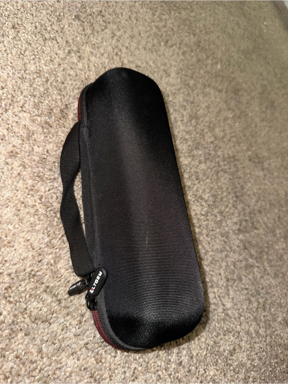 Black Beats Pill Soeaker & Black Hard Shell Travel Case